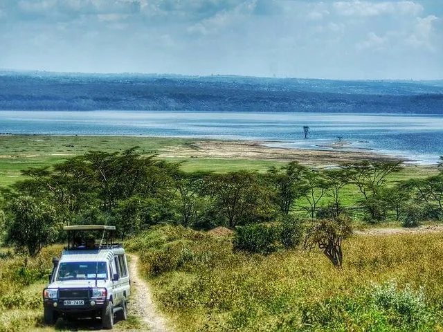 Un veicolo da safari su una strada sterrata che conduce verso il Lago Nakuru.
